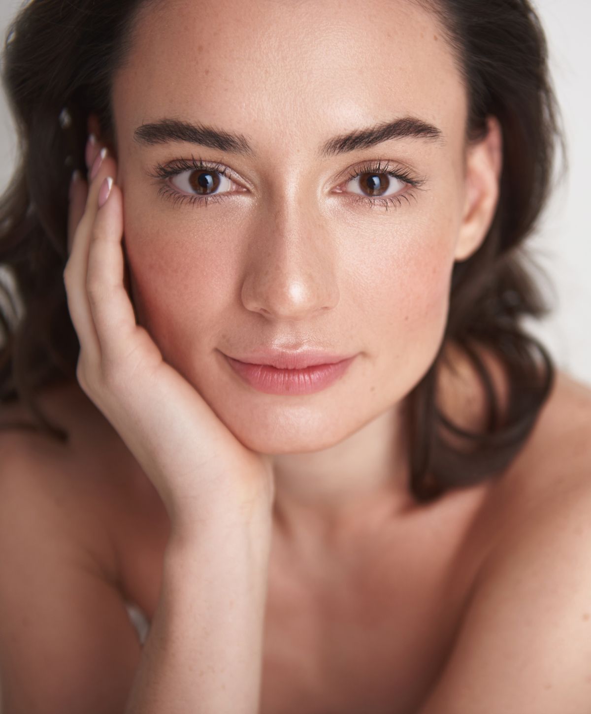 Close-up of a woman with natural beauty.